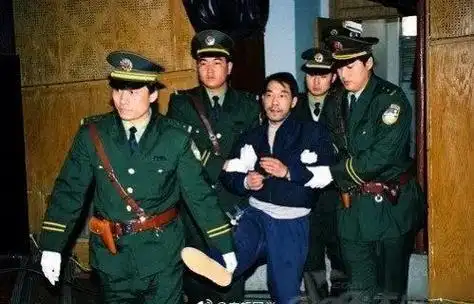 1999年,合肥看守所,即将被枪毙的法子英,两名警察正给他的 - 抖音