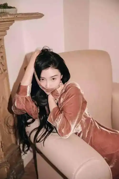 从《马尔代夫假期》中走红的豆瓣女神张辛苑,曾经也是集清纯叛逆性感