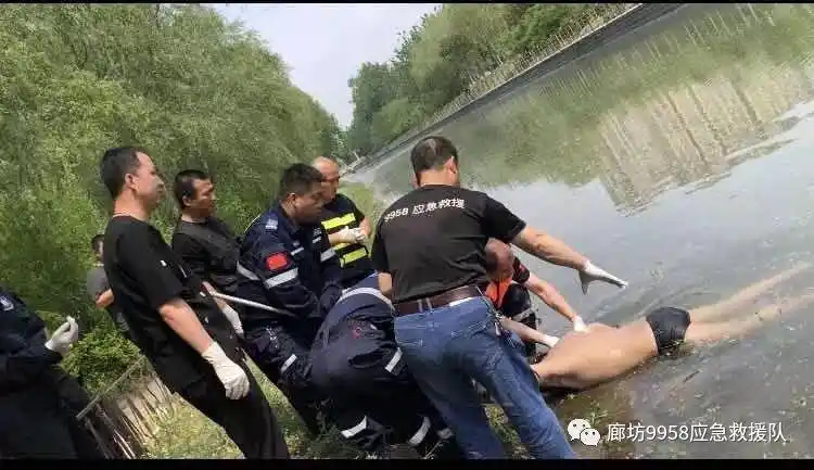 安次区西昌路西侧河道惊现一男性浮尸,打捞现场!