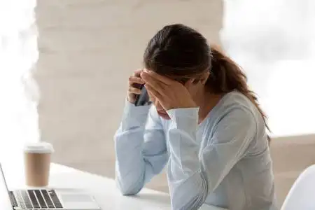 工作压力大的女人把手放在额头上加大小模型和头痛疲倦的女性的总经理