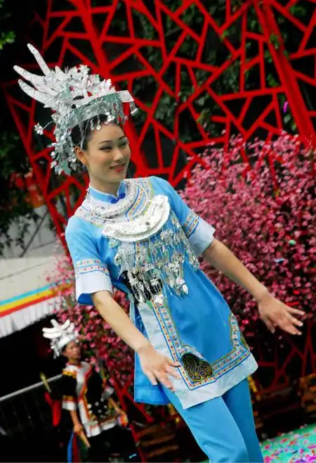 水族美女图片 少数民族服饰图片