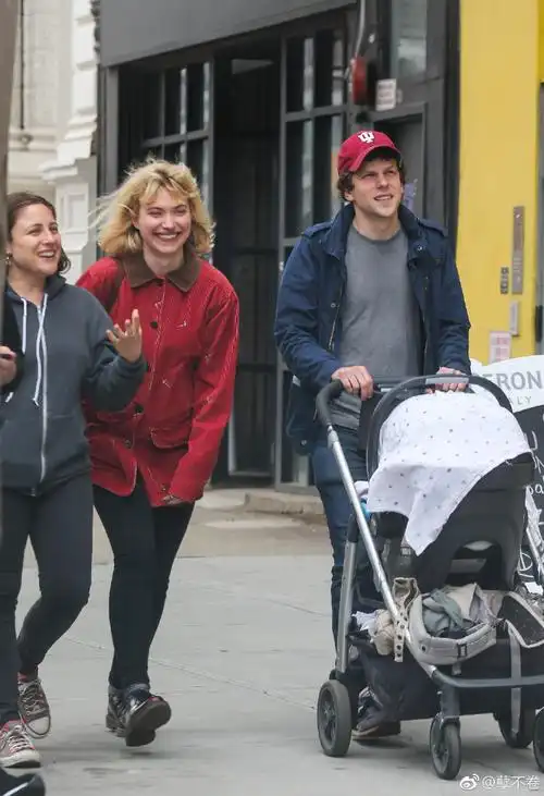 【高清】#jesse eisenberg#and anna strout appear to be showing