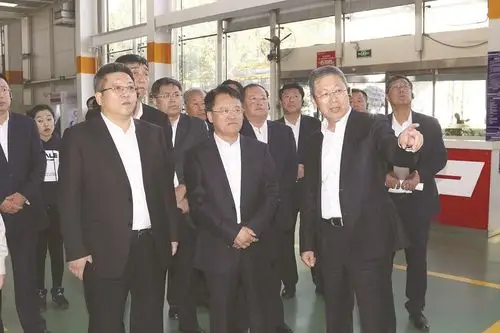 市领导参观一汽解放汽车有限公司总装车间.段卫军/摄
