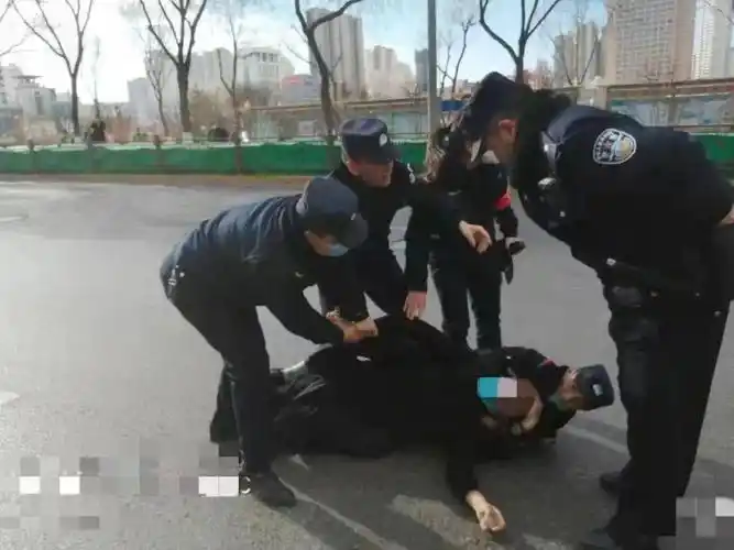 西宁公安飞扑抓人!附现场视频.