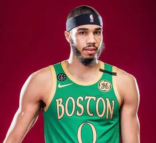 "大将军"阿里纳斯就不必多说,堪称最能装逼的球员,三分绝杀不看框庆祝