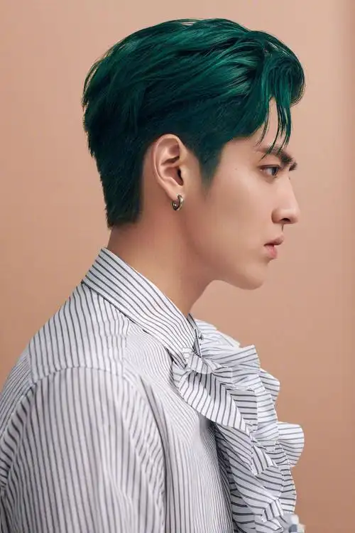 吴亦凡微博更新:邀请每个你一起观看最酷最帅的吴亦凡!