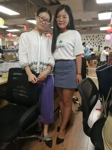 成本管理部美丽的小姐姐们工程管理部的帅哥美女们成为被抢着合影的大