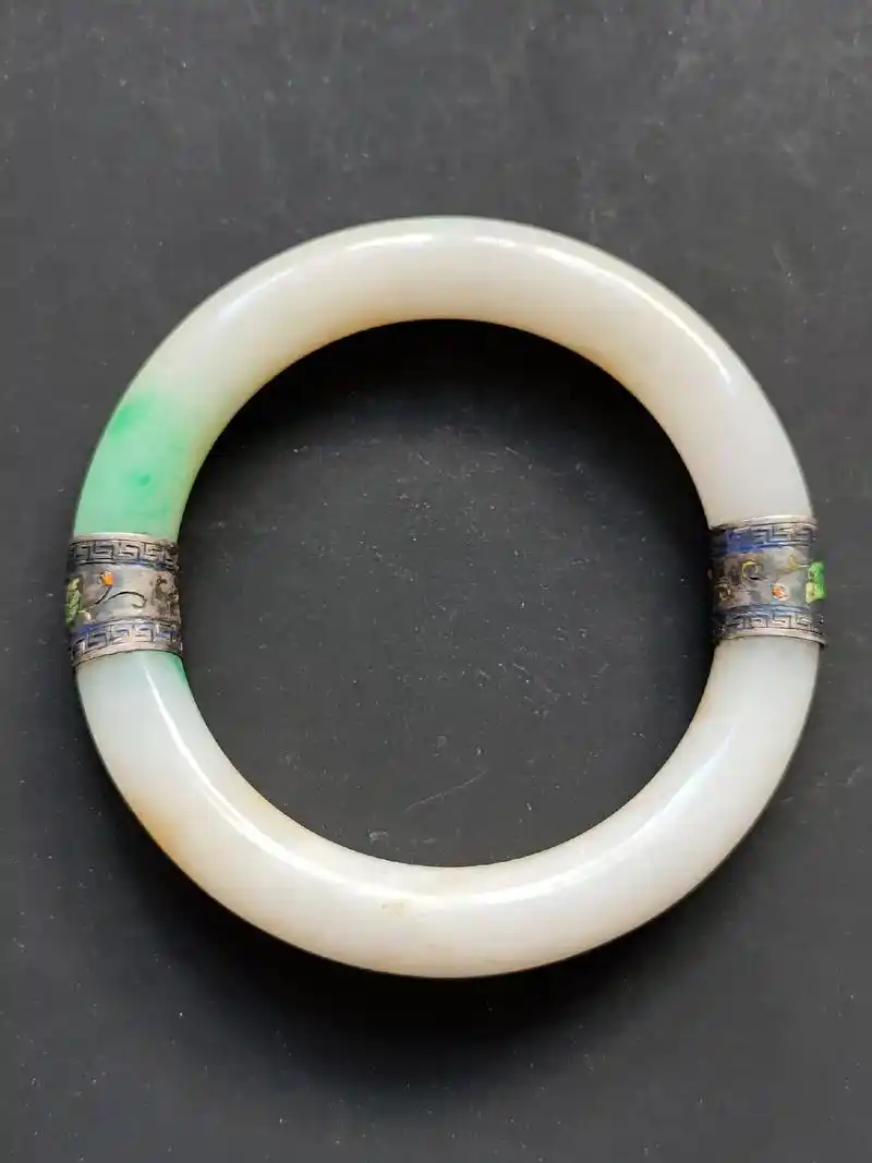 清代老翡翠白底青手镯.老坑瓷白底阳绿 61.2圈口 条粗1. - 抖音