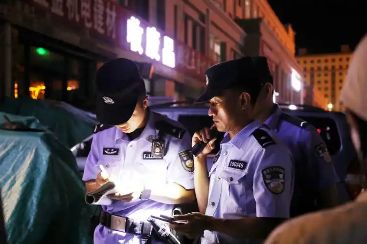 夏季行动丨磁窑堡派出所夜间巡逻"不打烊" 当好群众"守夜人"