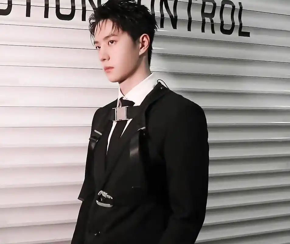 机车酷盖,是谁爱了[得意] 这就叫禁欲系吧[awsl] #王一博# #这就是