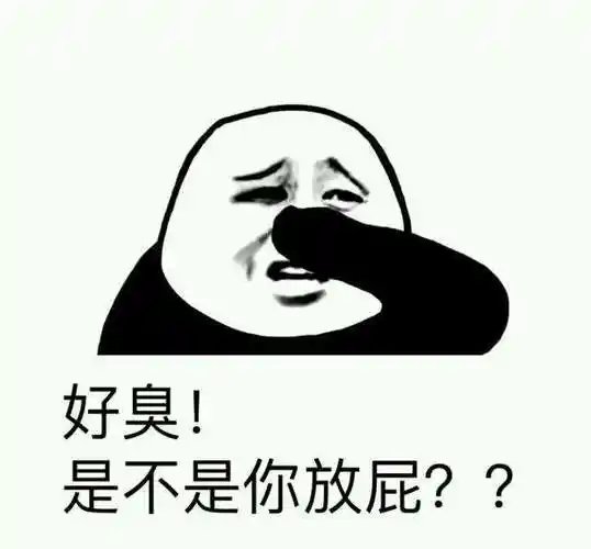 一桌的时候,司仪还没说话,一个年轻人捉住新郎说"哈哈…今天你还不死?