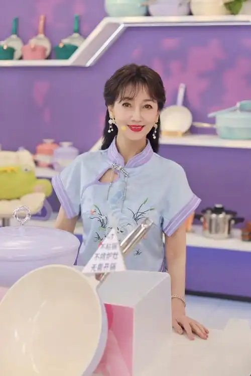 赵雅芝医美后好年轻像28岁,穿肚兜短袖 开叉裙,真是洗眼睛|减龄|发型