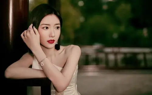 毛晓彤曼妙白裙写真桌面壁纸