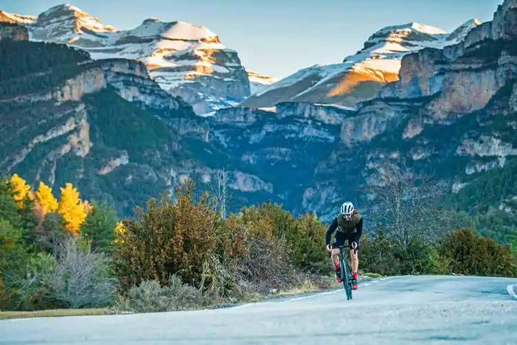 使用回收材料urge推出公路车头盔