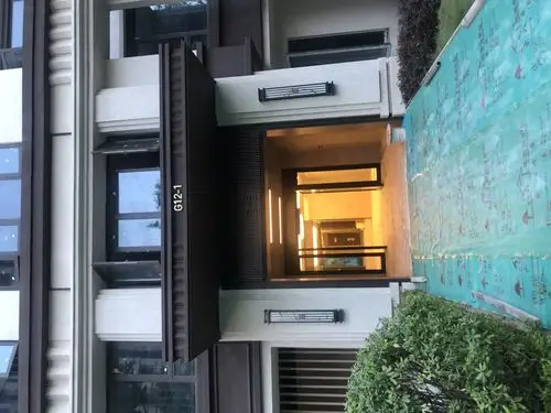 这个是12栋完工的入户门头,是不是很上档次吖