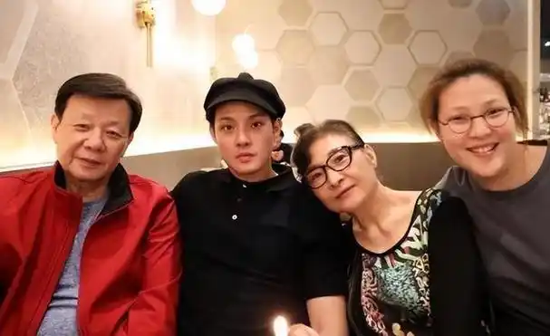 的经,即便他再成功,也难以妥善处理家中"双妻并存"这样复杂的家庭关系