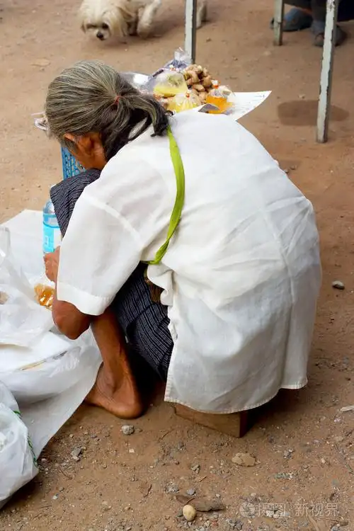 在市场乞讨的老女人