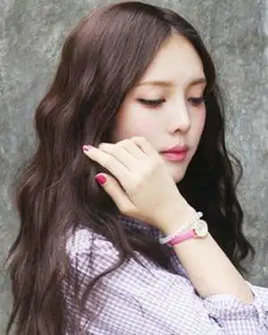 b>中分波浪长发 适合鹅蛋脸女生的优雅发型 /b>