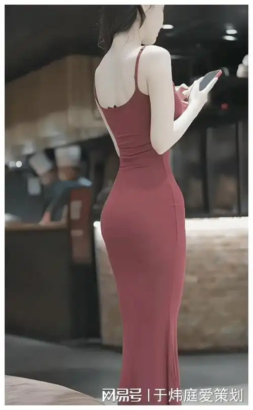 毁三观啊上海女子穿带钩吊带坐地铁乘客低头不敢看