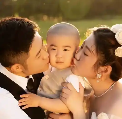 第二,这场婚礼与众不同的地方,是新郎王亮和新娘刘小楠的儿子端端已经