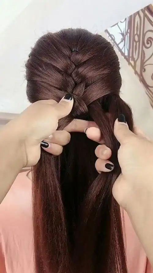 这一款发型全程只用三加一的手法,也就是鱼骨辫的编法!