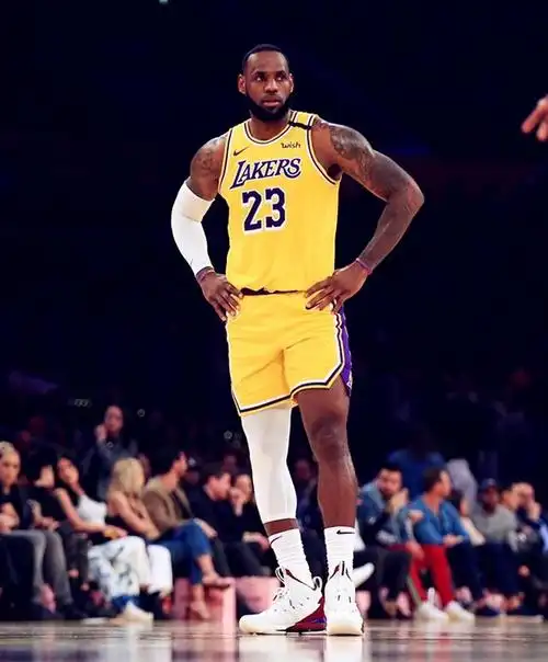 不过部分球迷不解风情,挤兑詹皇,认为詹姆斯抱大腿才能成功