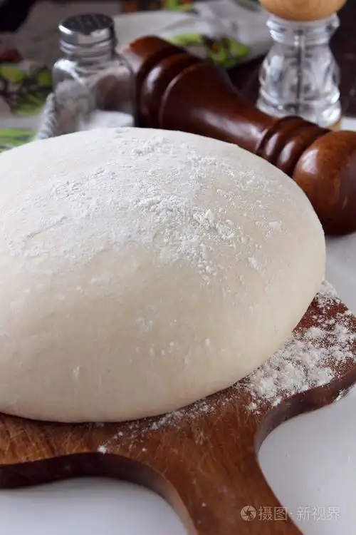 躺在板上的发酵面团