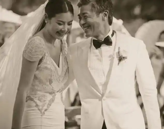 乐基儿与二婚老公罕同框,一家三口很有爱_腾讯新闻