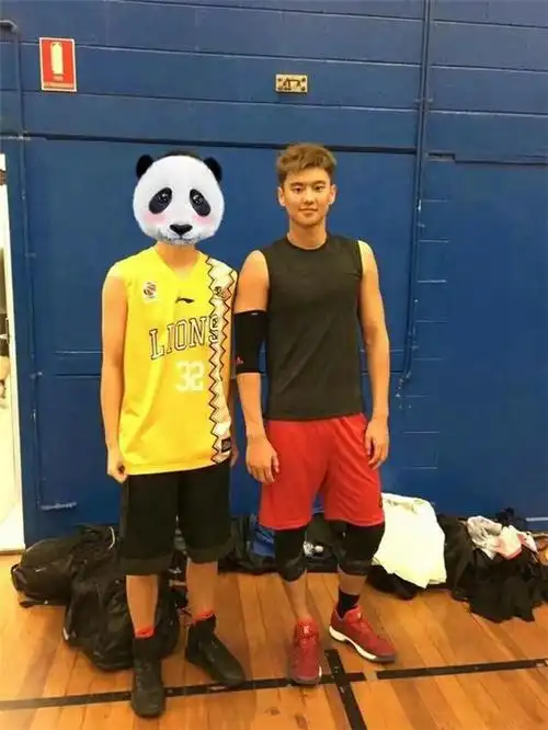 宁泽涛在国外打篮球,身高优势明显,黑人开心防他