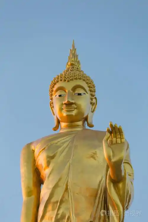 蓝天上的立佛像位于泰国昌萨布里