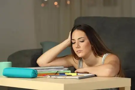 学生们在家里熬夜工作照片