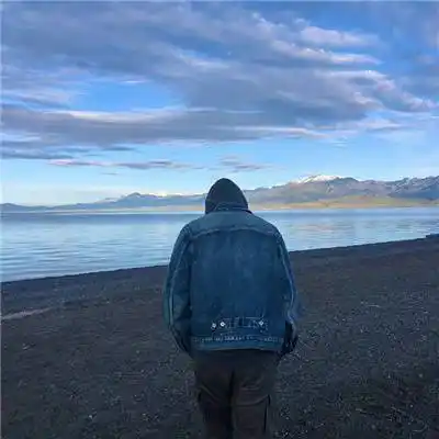 氛围感十足的男生背影头像_干净有氛围感的男生头像_头像_男生_氛围