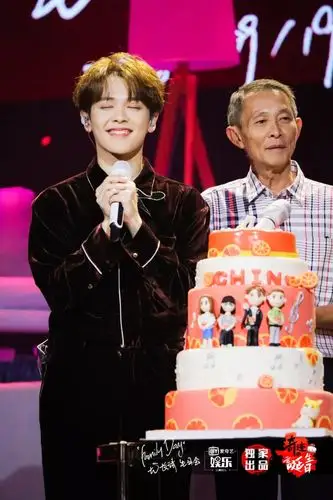 最后,尤长靖与粉丝家人大合影.再次祝尤长靖生日快乐!