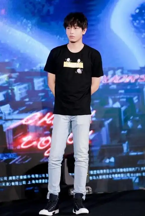 男明星太时尚了吧dior卫衣搭毒液裤穿成五五身很有气质