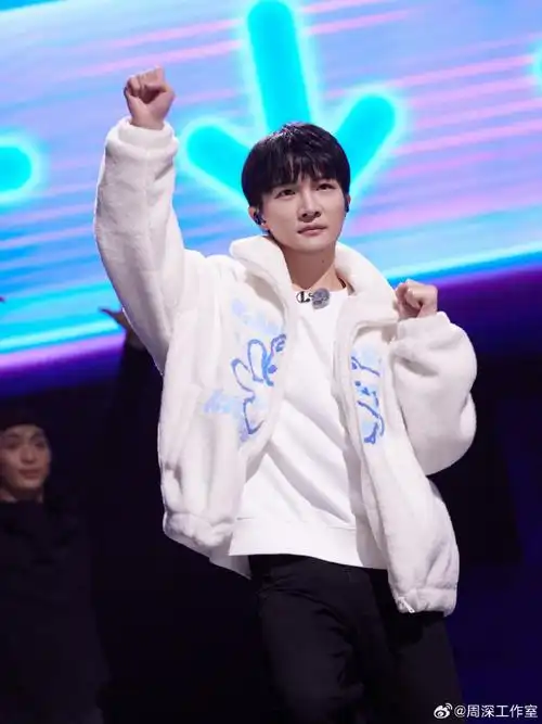 周深睫毛弯弯彩排照##周深白色毛绒外套