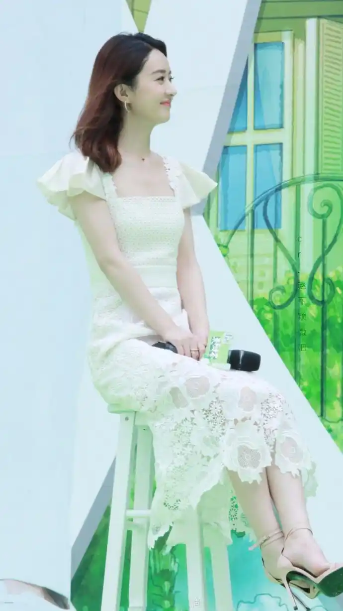 赵丽颖的坐姿显得特别的淑女.