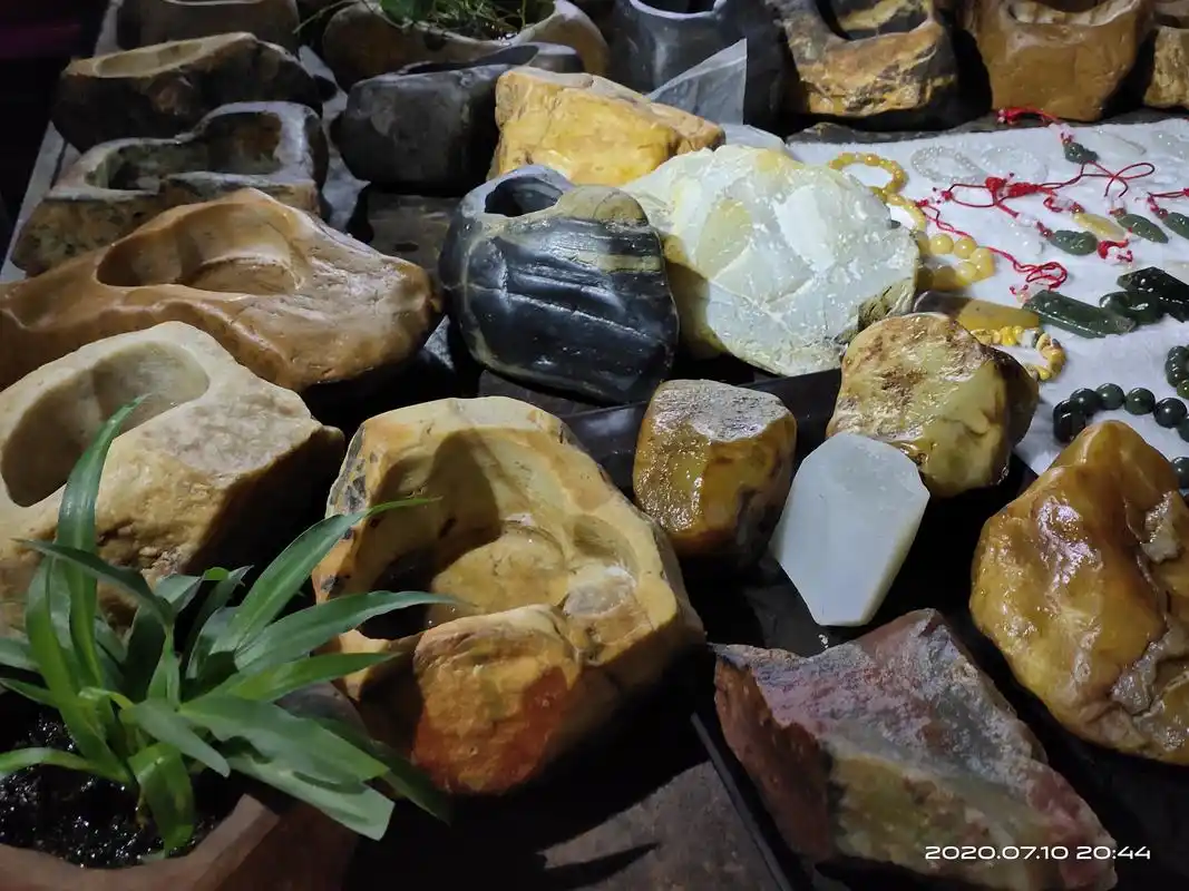 夜摊上的临武本土玉石 通天玉制品