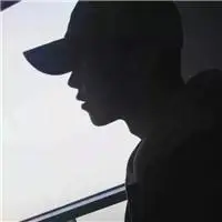 帅气时尚戴帽男生头像