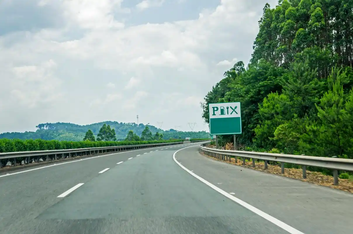 真的很荒凉 本周从广东去崇左,两次经过了南宁绕城高速公路,去年的