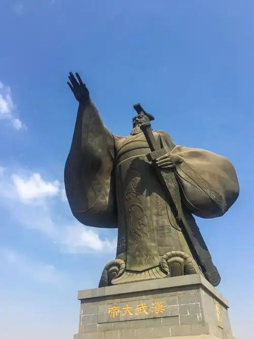 汉城湖景区 拍摄时间2107年3月26日,气势雄伟的汉武大帝雕像