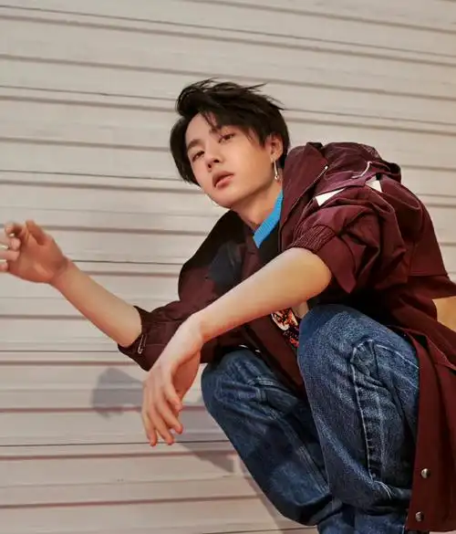 六年真爱粉丝与偶像王一博的相见:粉丝在台上演,偶像在台下看!