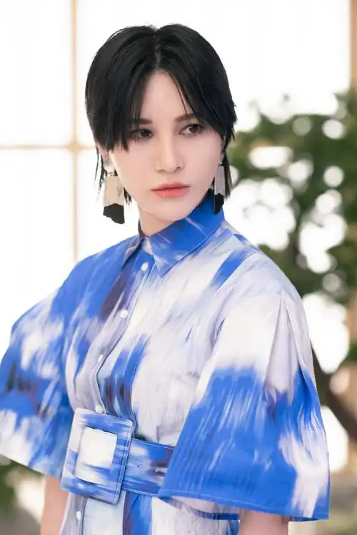 尚雯婕蓝白混色漂染裙性感图片45