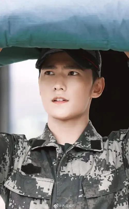 杨洋的军人适配度有多绝#"从小就爱军装,演军人自己生理上的力量父