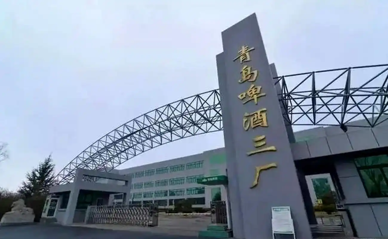 青岛啤酒工人被曝在原料仓小便