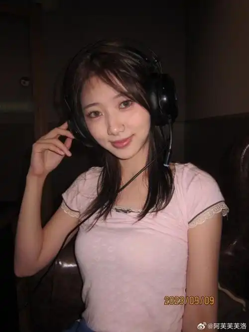 lpl新面孔 青春甜美的互动主持阿芙