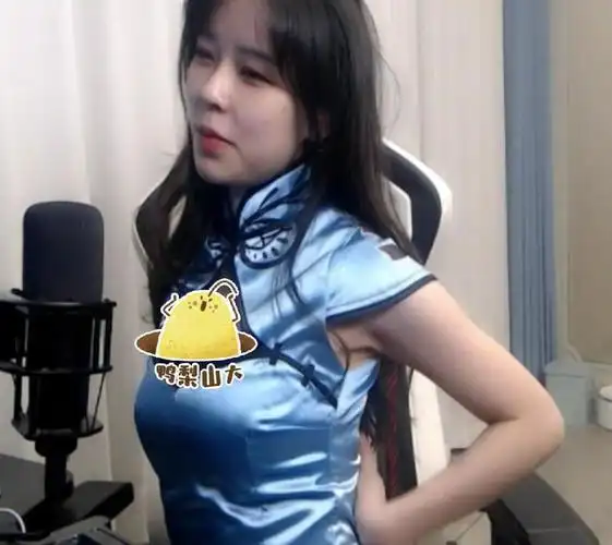 最近,沫子就穿上了由这件专属皮肤制作而成的旗袍进行直播.