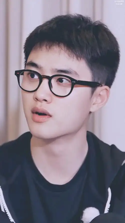 成员金钟仁的回归mv最后出现了xiumin和都暻秀两个人在出道时候的logo