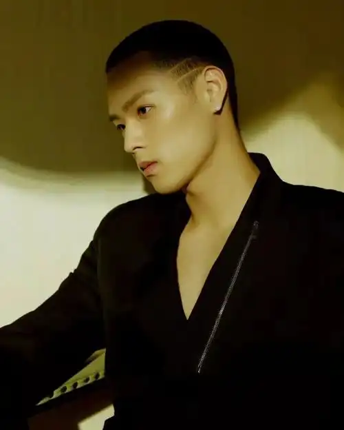 链条墨镜模糊轮廓,痞帅的嘻哈风格,个性十足,寸头的反差萌~李现的寸头