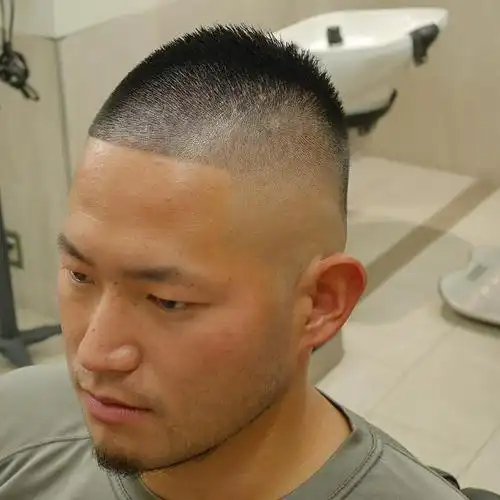 男士寸头,露额短碎发,狼尾短发,两侧铲短头顶烫卷卷是一种非常流行和