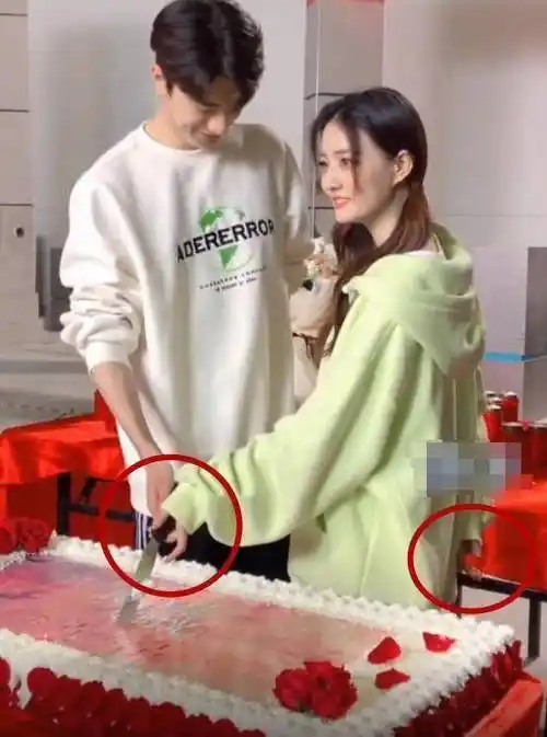 徐璐和林一拿一把刀切蛋糕,有谁注意徐璐手咋放的?